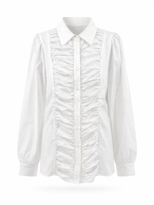 Blusa blanca de manga larga abotonada con volantes en la parte delantera y cuello de pico.