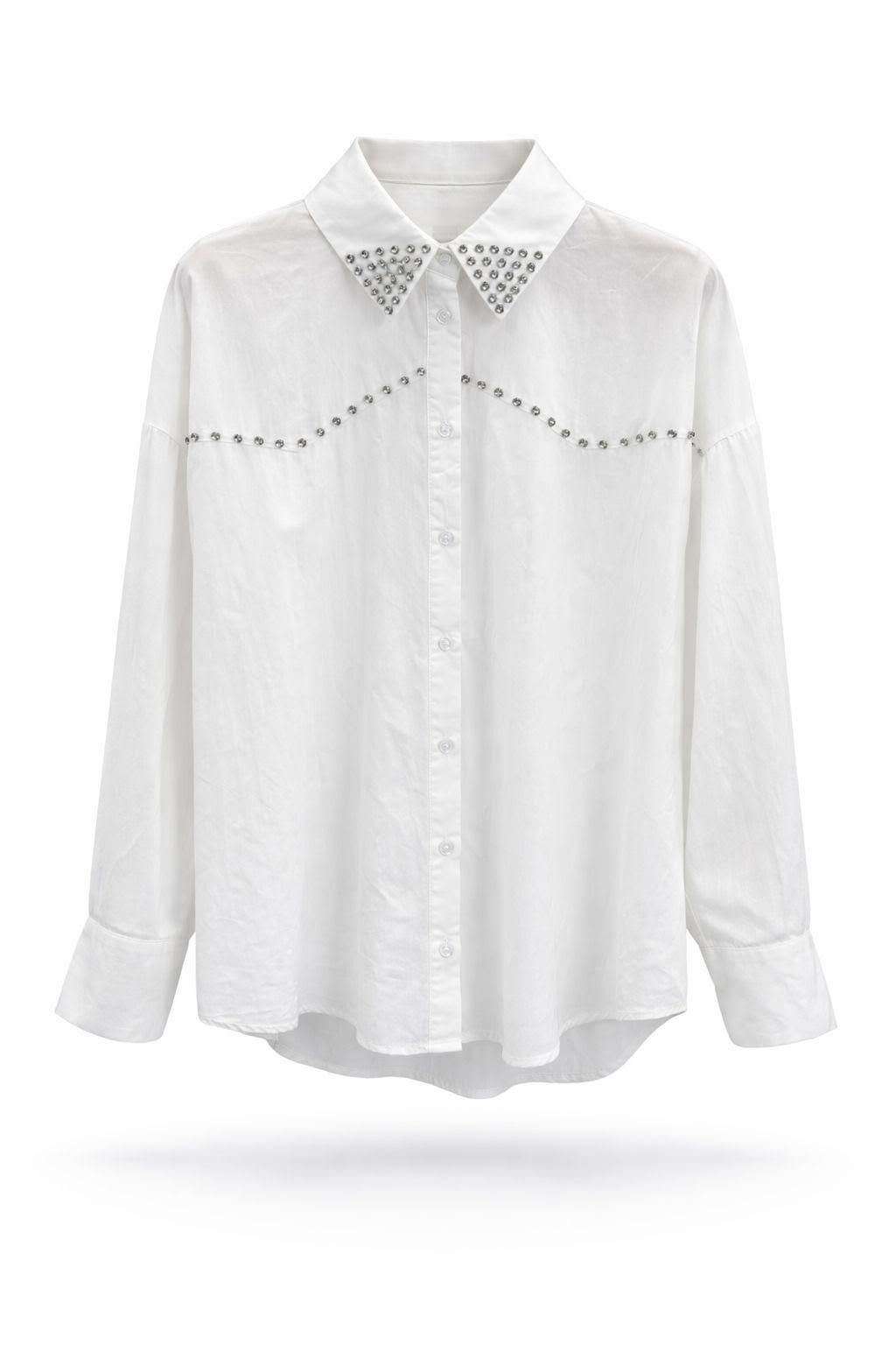 Camisa blanca de manga larga con botones, cuello y detalle en el pecho bordados, vista frontal.