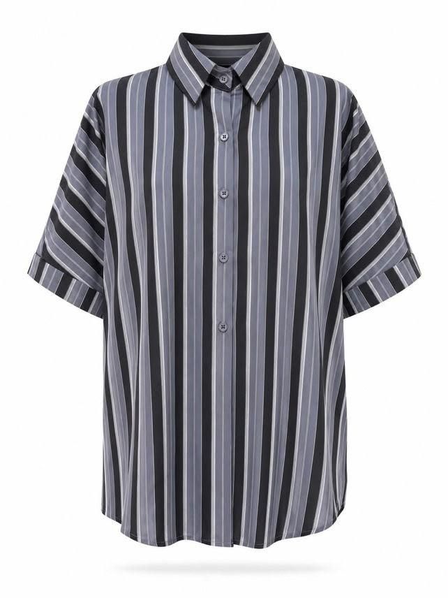 Camisa de manga corta abotonada a rayas grises y blancas con cuello y bolsillo en el pecho.