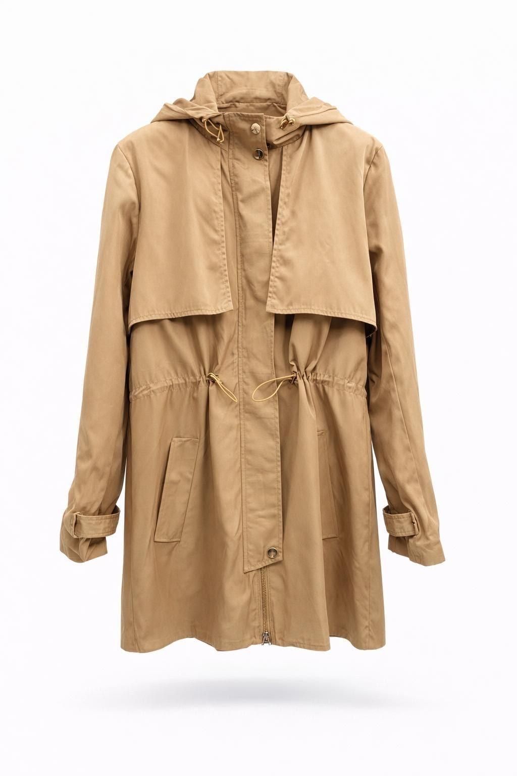 Gabardina color canela con capucha, cintura ajustable con cordón y cierre de botones en la parte delantera