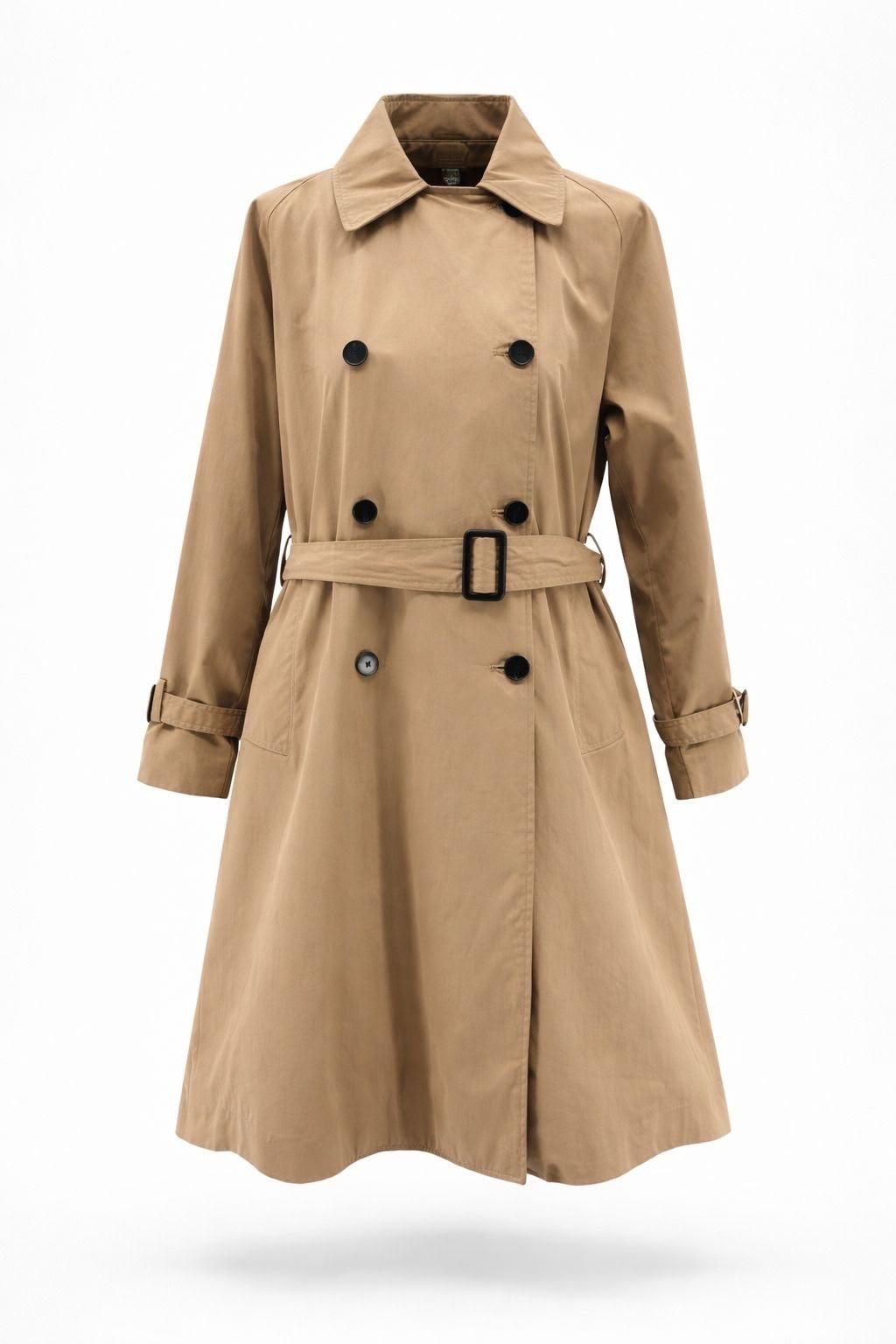 Gabardina beige de doble botonadura con cinturón, expuesta sobre un fondo blanco.