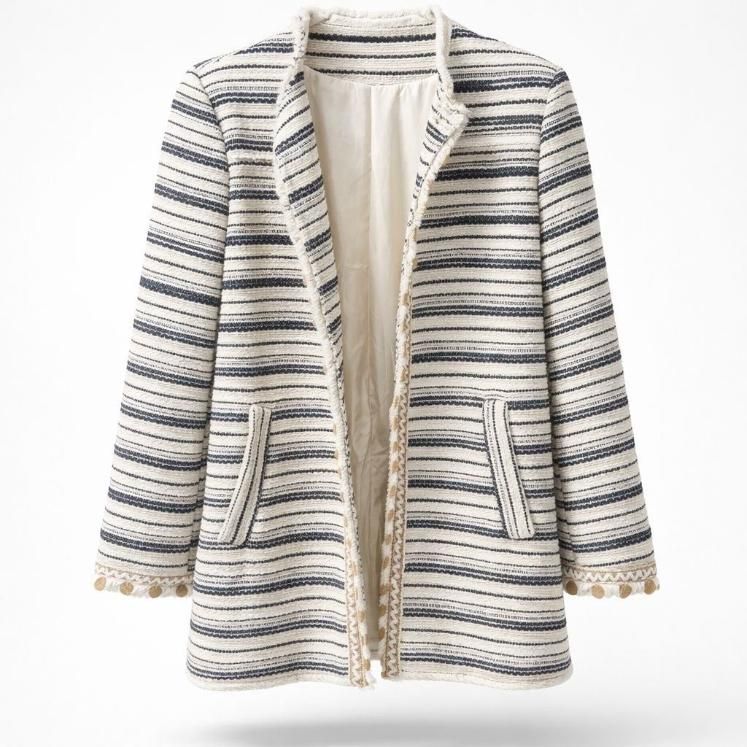 Blazer abierto de rayas color crema y azul marino con ribete de flecos y detalles de botones decorativos