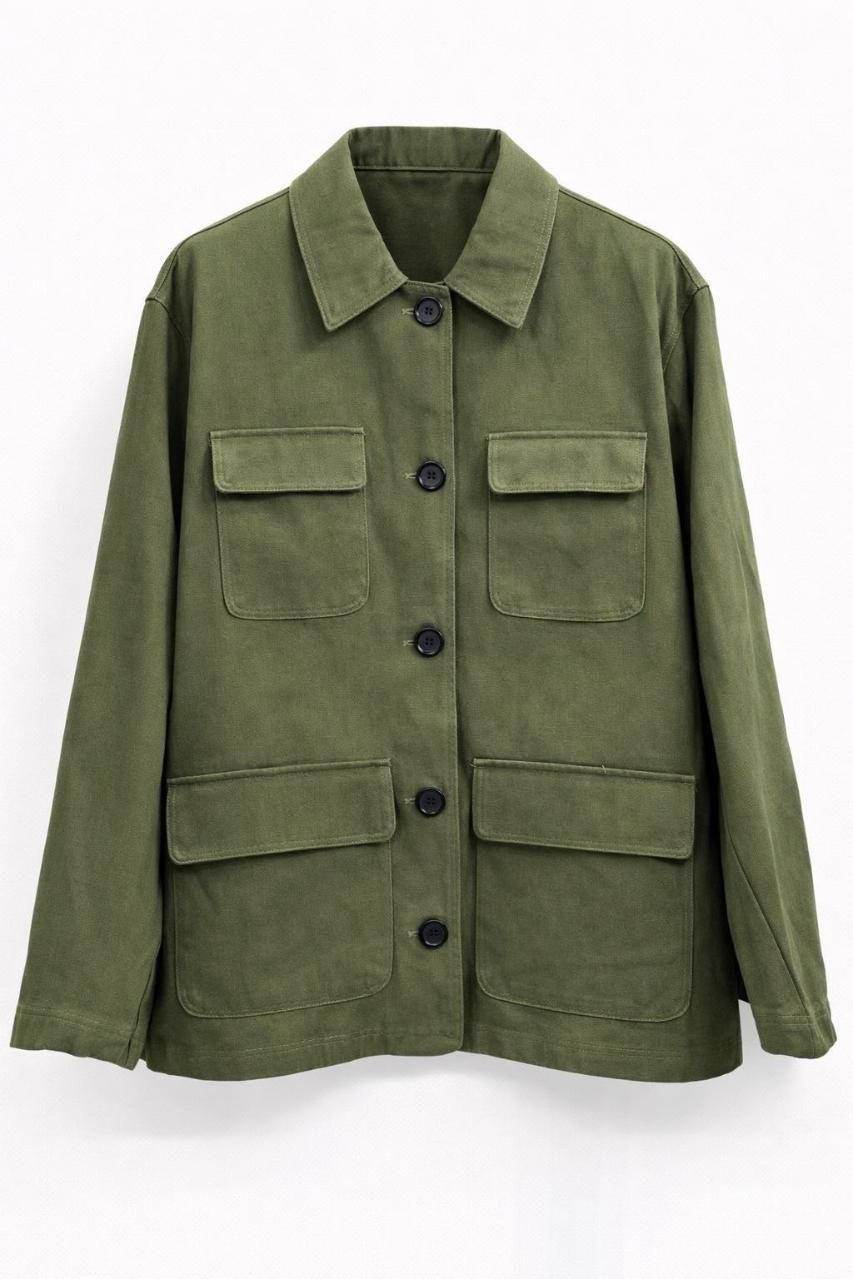 Chaqueta abotonada de color verde oliva con cuatro bolsillos con solapa y cuello, extendida sobre un fondo blanco.