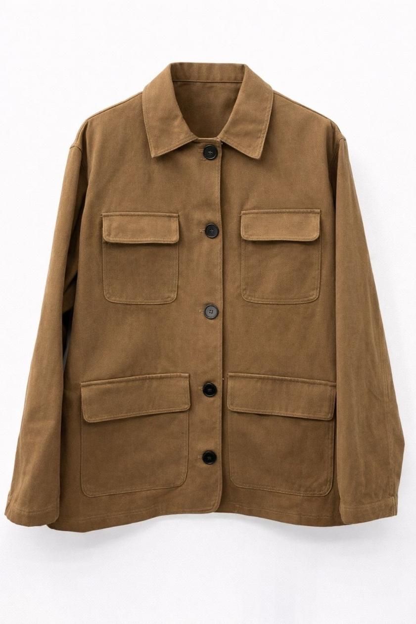Chaqueta marrón abotonada con cuatro bolsillos con solapa sobre fondo blanco.