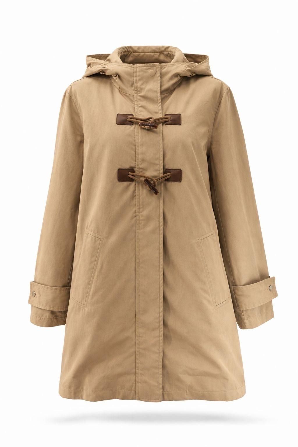 Abrigo tipo duffle beige con capucha, cierre de botones y mangas largas sobre fondo blanco.