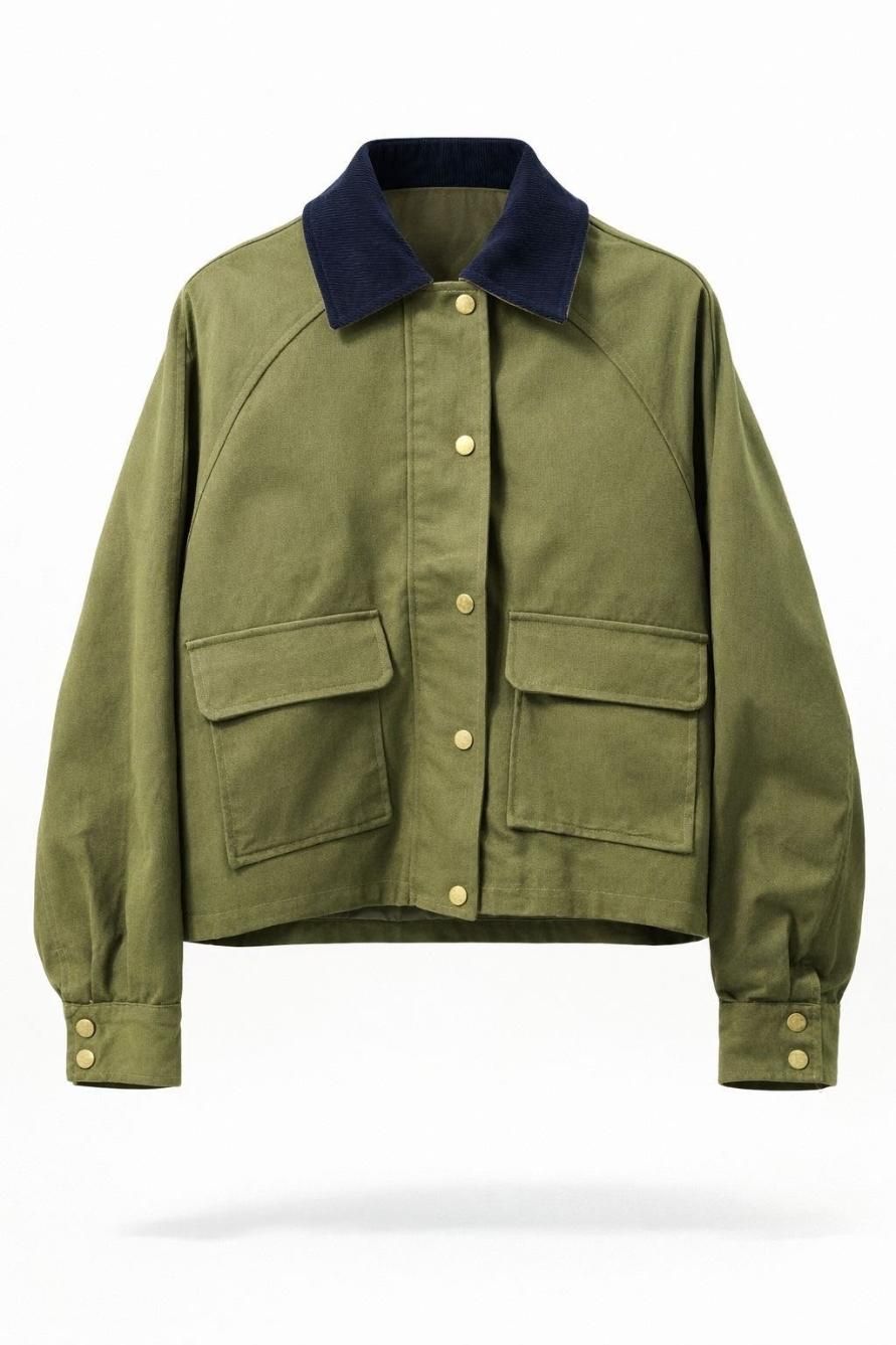 Chaqueta verde oliva con cuello azul marino y grandes bolsillos delanteros, mostrada sobre un fondo blanco.