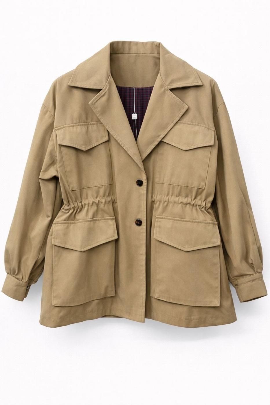 Chaqueta utilitaria beige extragrande color tostado con solapas y bolsillos delanteros sobre fondo blanco.