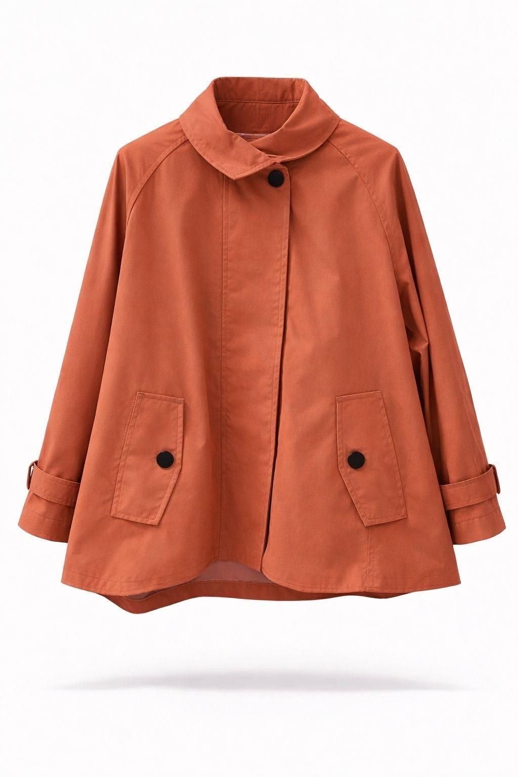 Abrigo naranja con cuello, botones delanteros y bolsillos con solapa sobre fondo blanco.