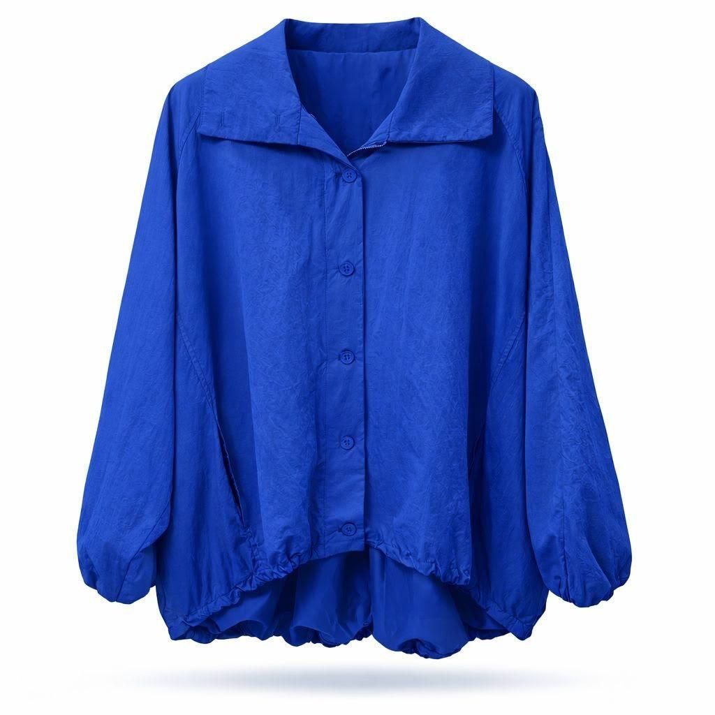 Blusa azul de manga larga abotonada con dobladillo suelto y fruncido sobre fondo blanco.