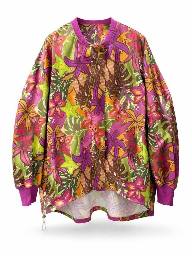 Chaqueta bomber floral colorida con estampado rosa, verde y morado sobre fondo blanco.