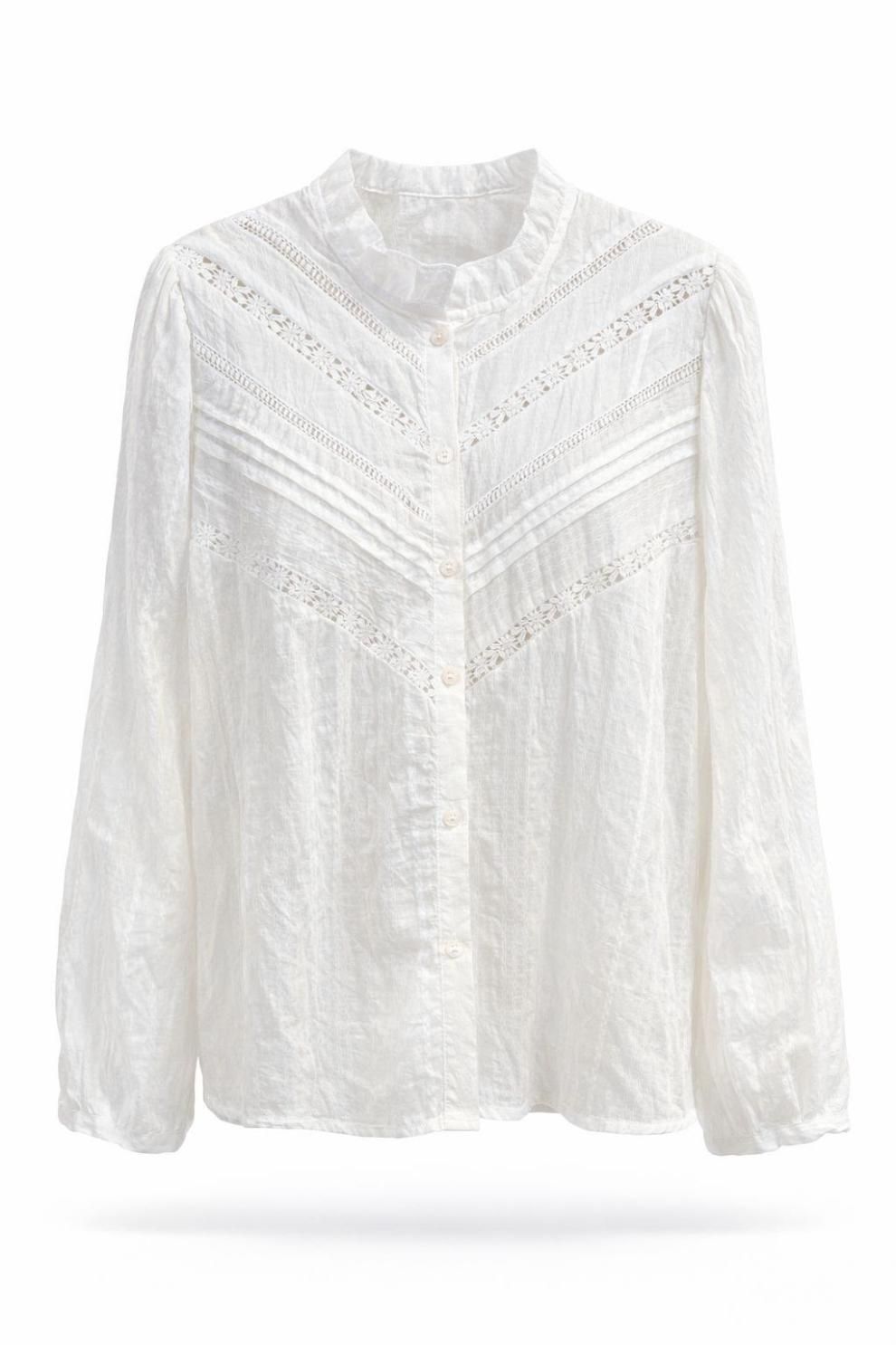 Blusa blanca de encaje de manga larga con cuello alto y detalles transparentes.