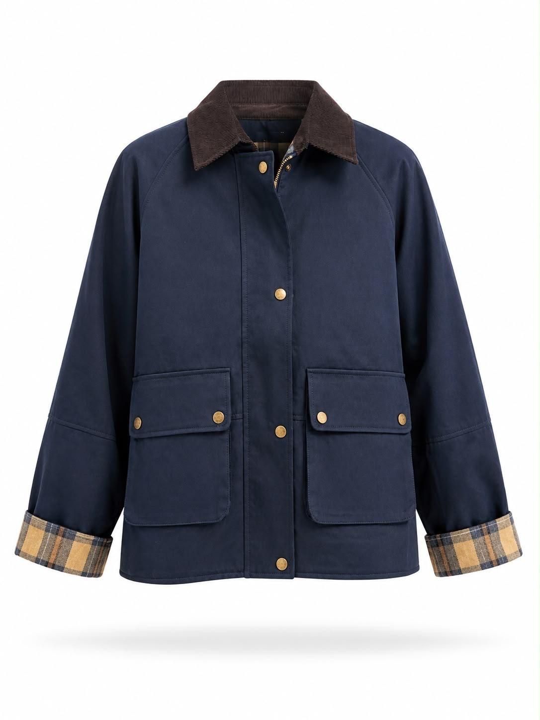 Chaqueta azul marino con cuello y puños a cuadros, bolsillos delanteros con solapa, mostrada sobre un fondo blanco.