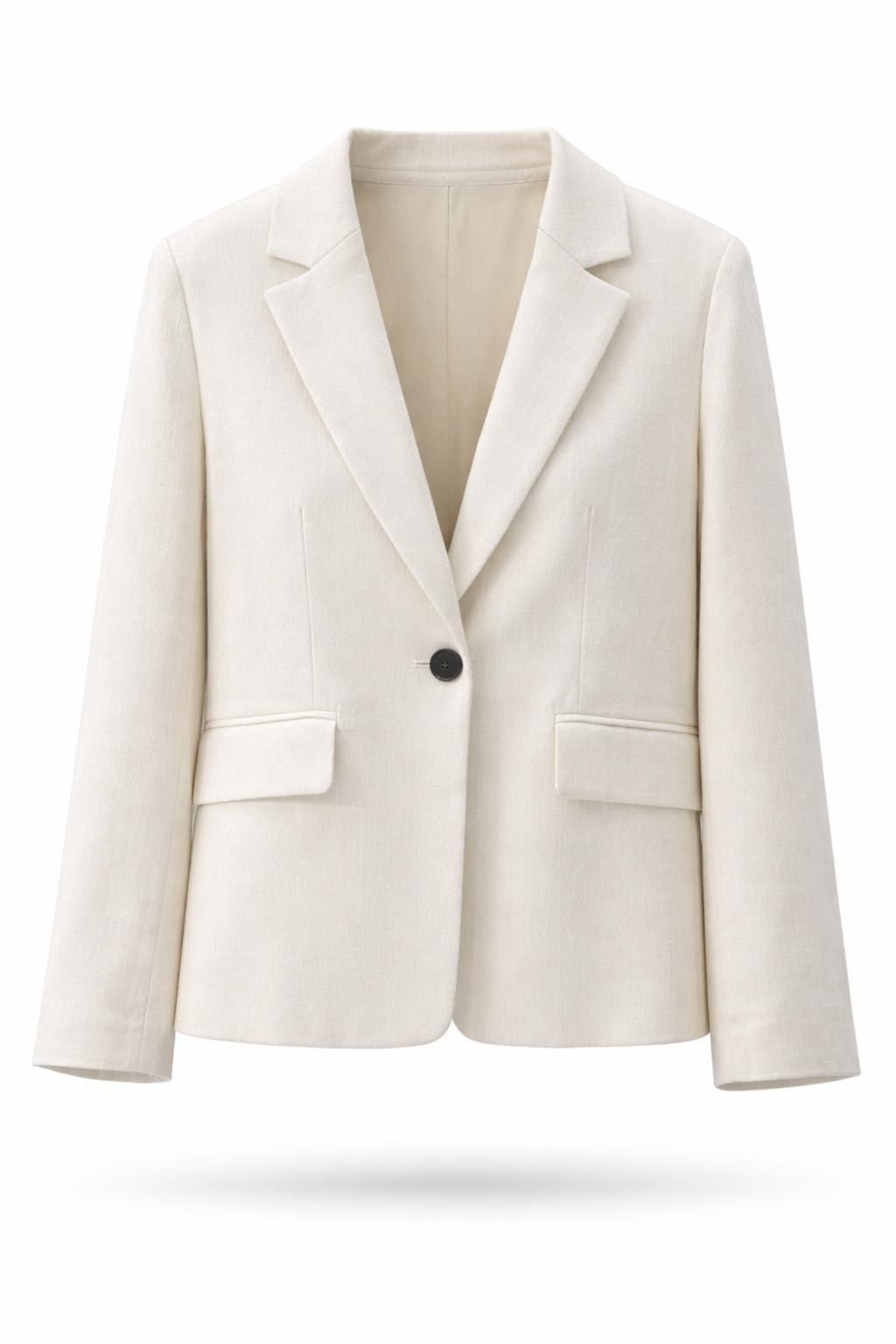 Blazer de color crema con un solo botón sobre fondo blanco.