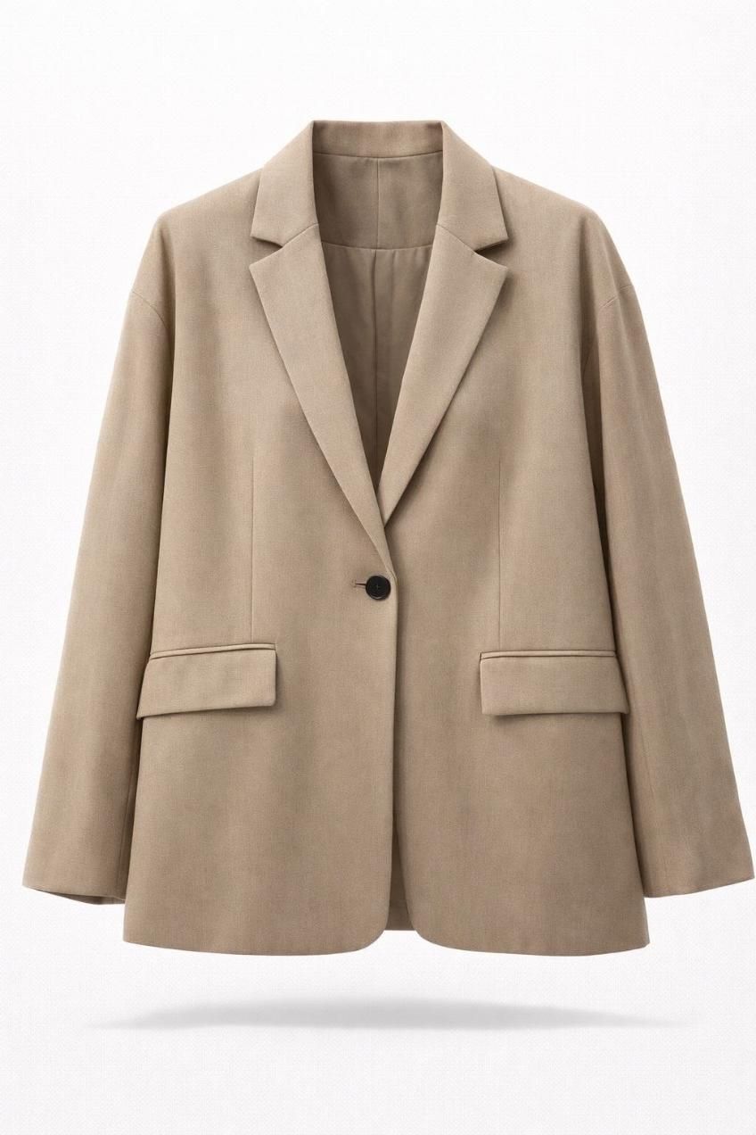 Chaqueta tipo blazer beige de botonadura sencilla con solapas y bolsillos con solapa sobre fondo blanco.