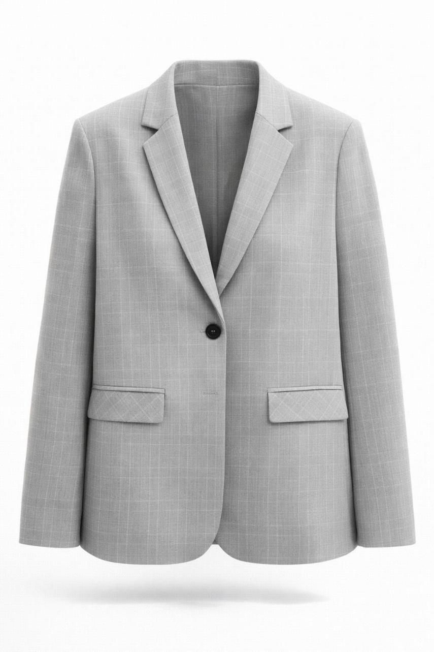 Blazer gris claro de corte sastre con solapas de muesca, un botón y bolsillos con solapa sobre fondo blanco.