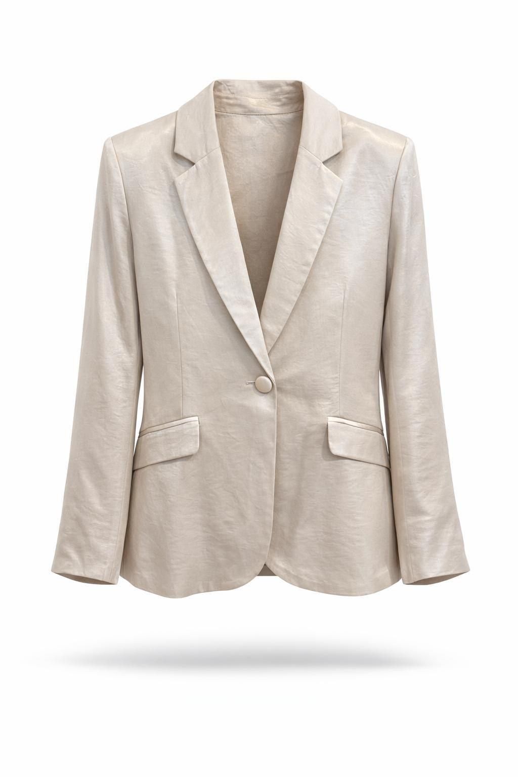 Blazer beige de corte sastre con solapas con muescas y bolsillos con solapa sobre fondo blanco.