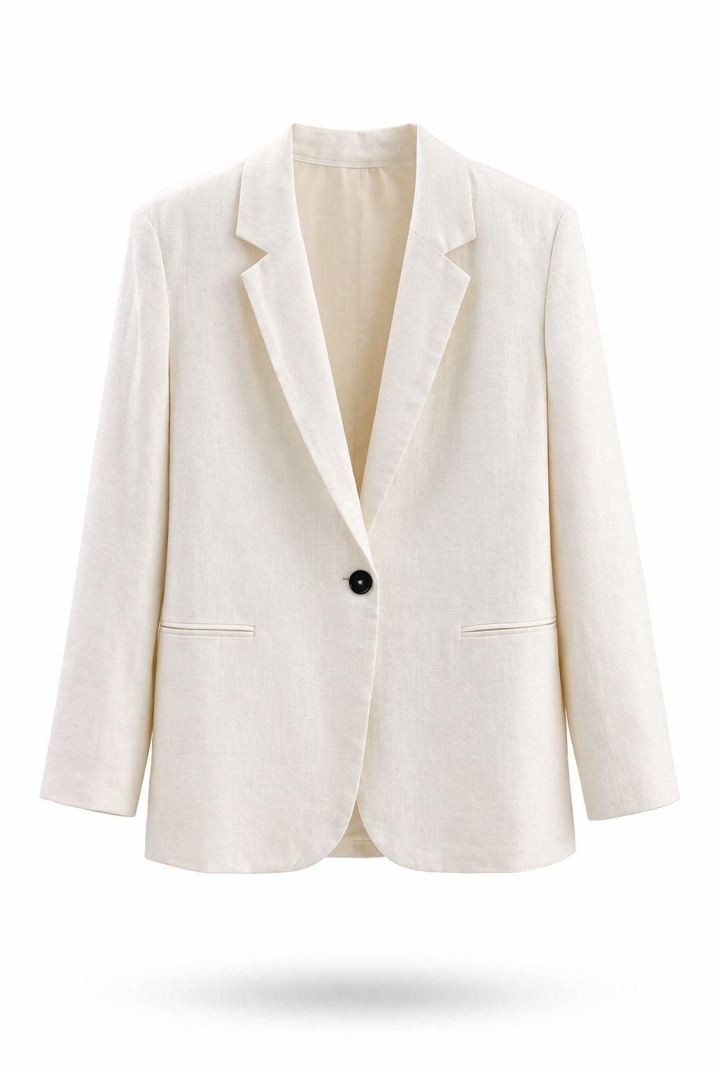 Chaqueta tipo blazer color crema con un solo botón negro sobre fondo blanco.