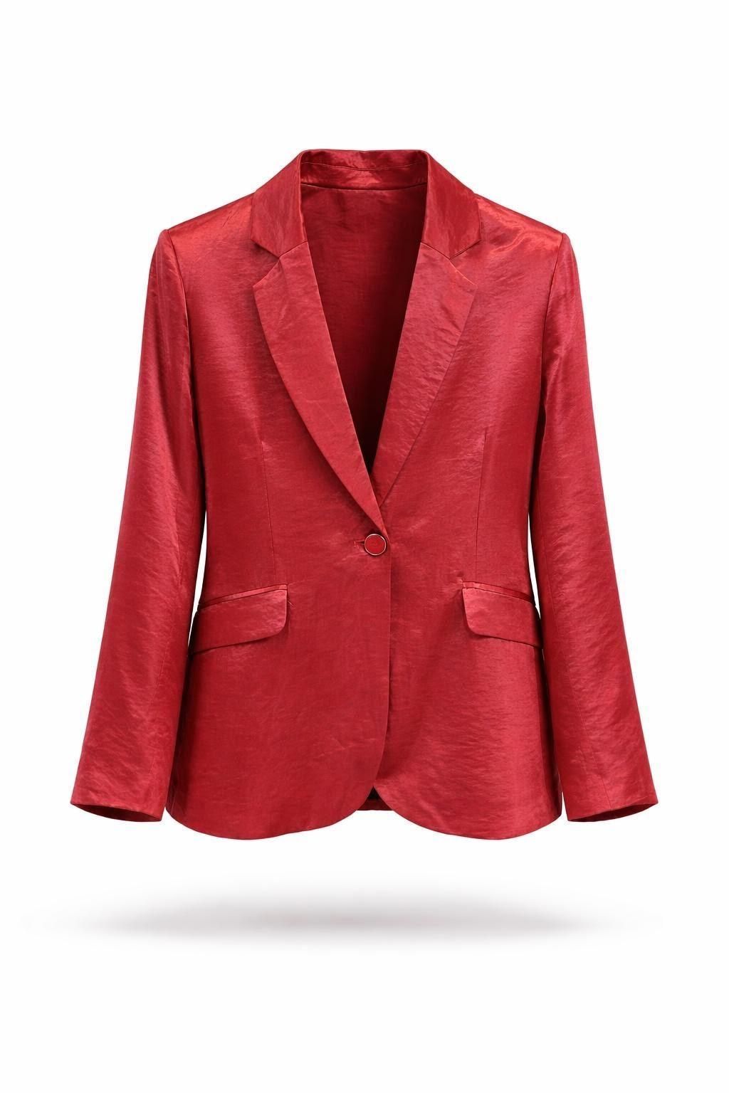 Blazer rojo satinado con corte entallado y solapas con muescas sobre fondo blanco.