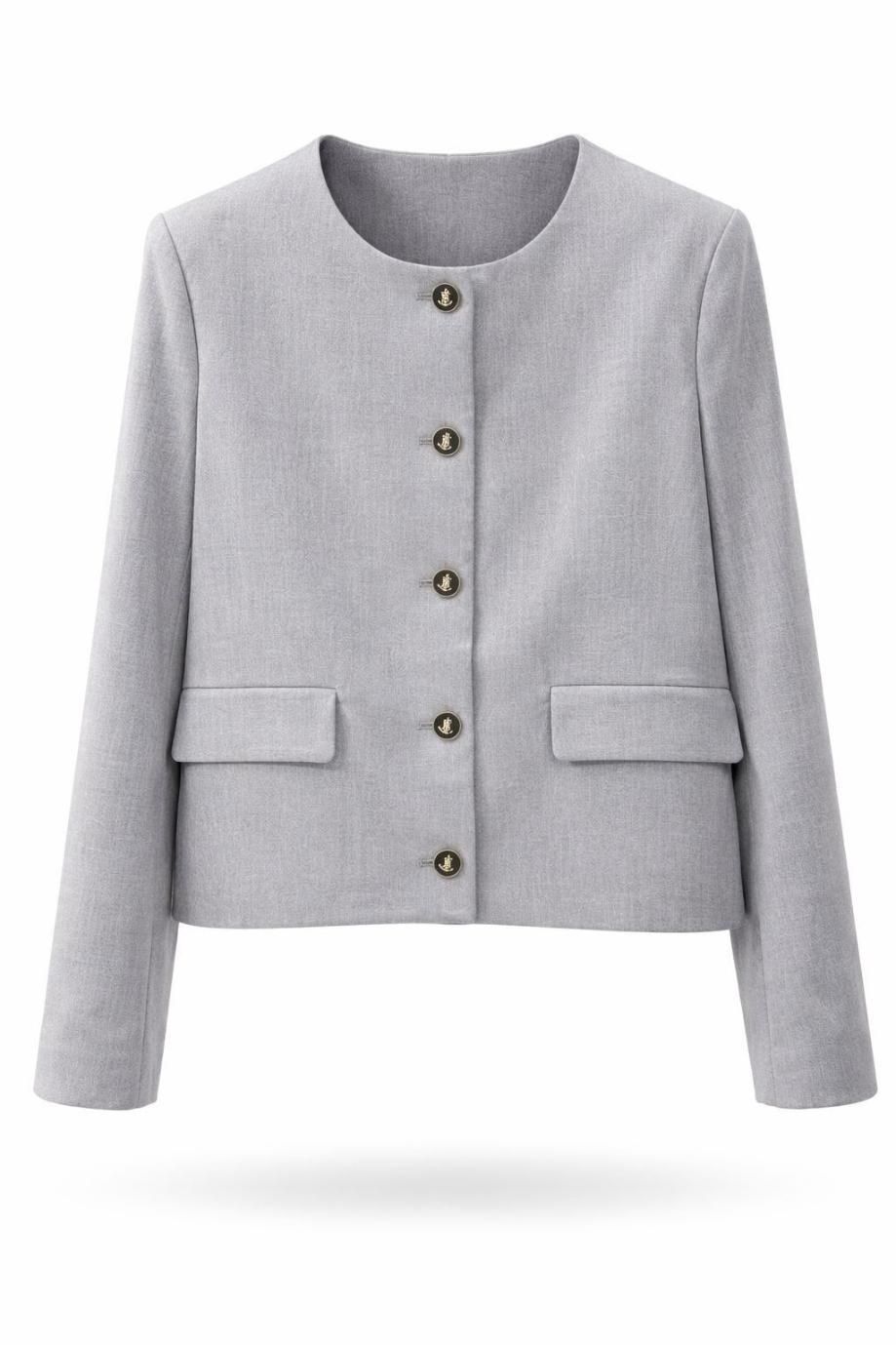 Chaqueta gris claro con botones en la parte delantera, mangas largas y dos bolsillos delanteros con solapa.