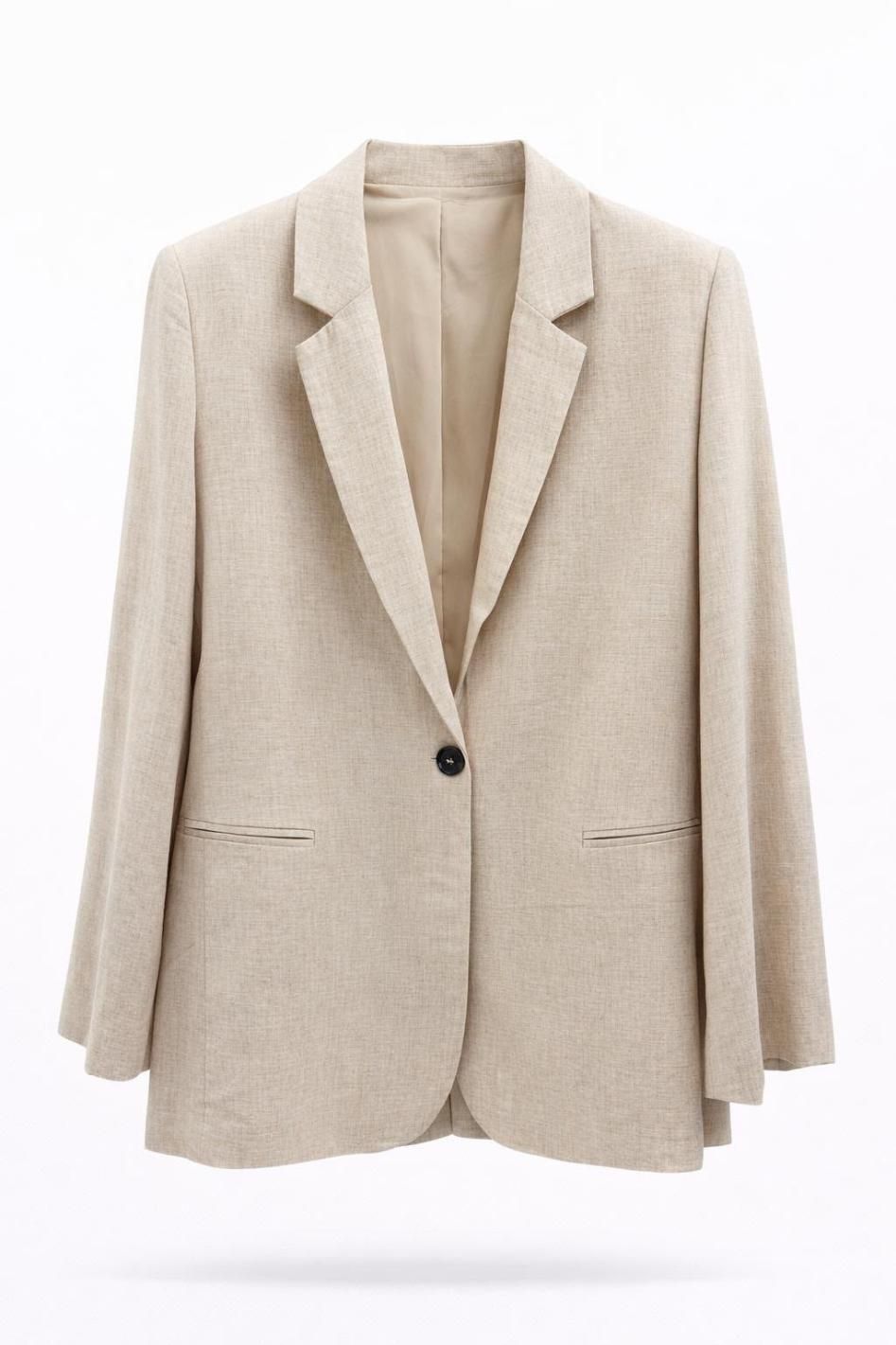 Blazer de lino beige con solapas con muescas y cierre de un solo botón sobre fondo blanco.