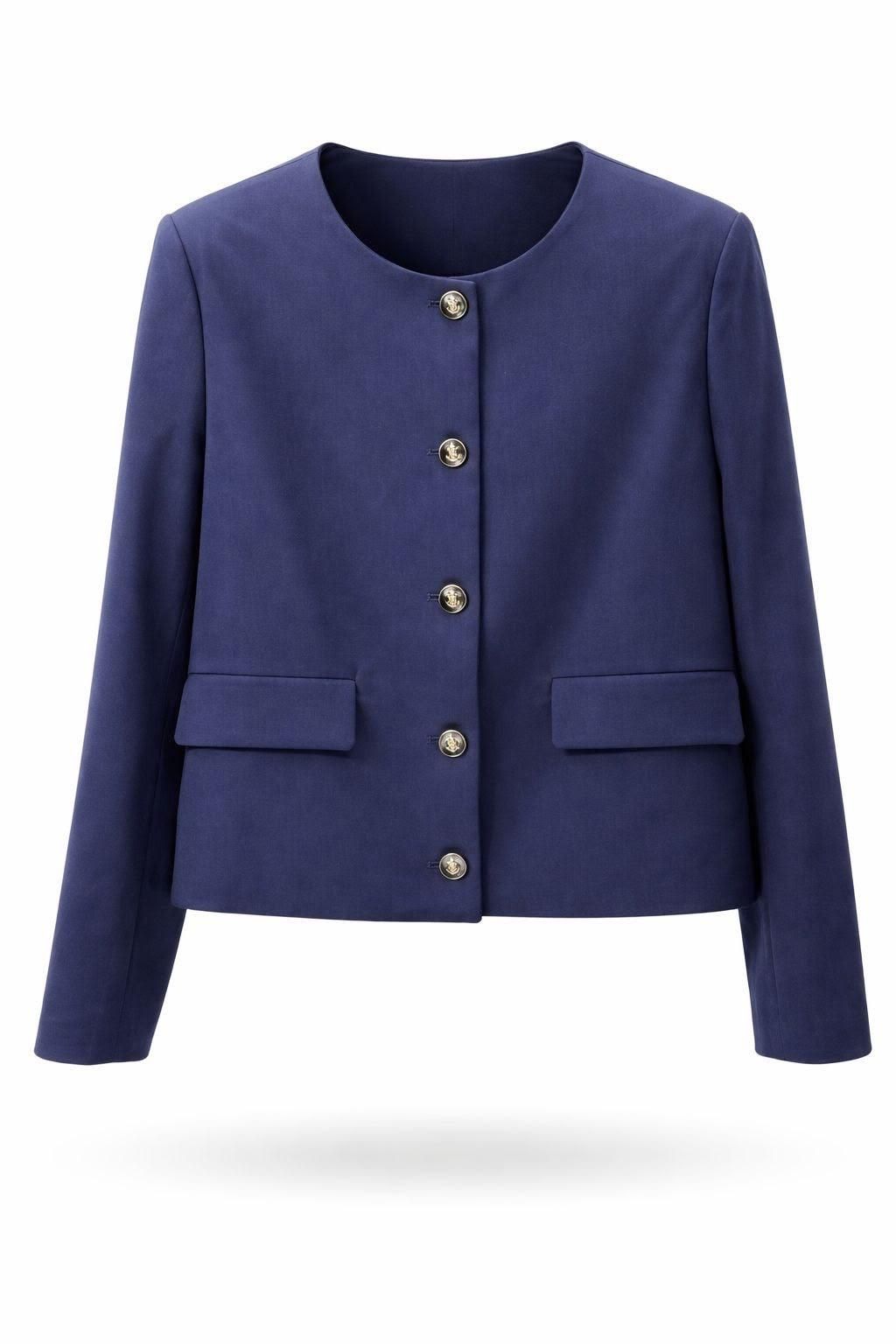 Chaqueta azul marino abotonada con bolsillos delanteros, aislada sobre fondo blanco.