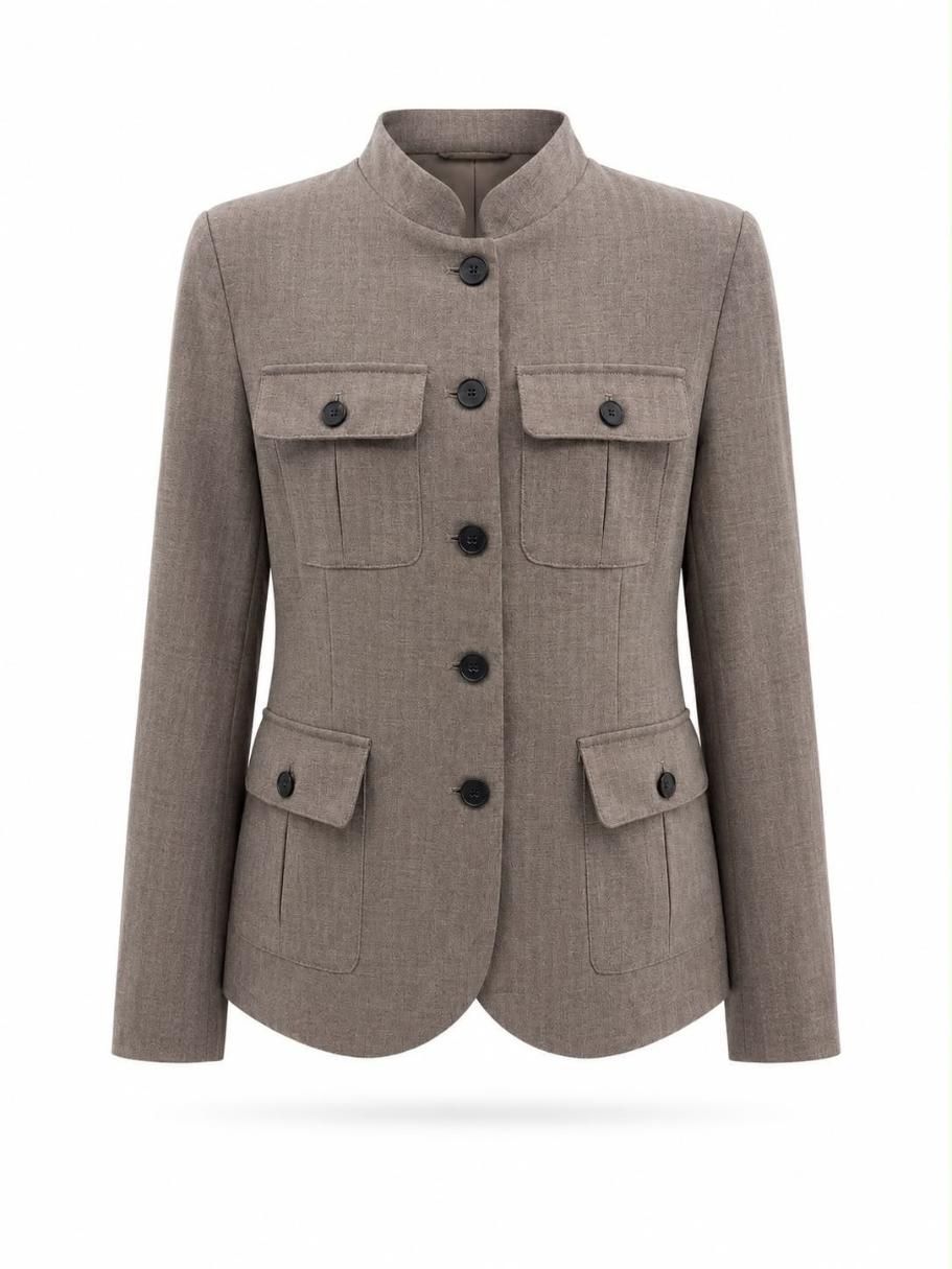 Chaqueta gris de corte sastre con botones, bolsillos con solapa y cuello alto, vista frontal.