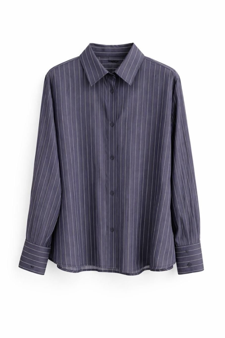 Camisa de manga larga abotonada a rayas gris oscuro sobre fondo blanco