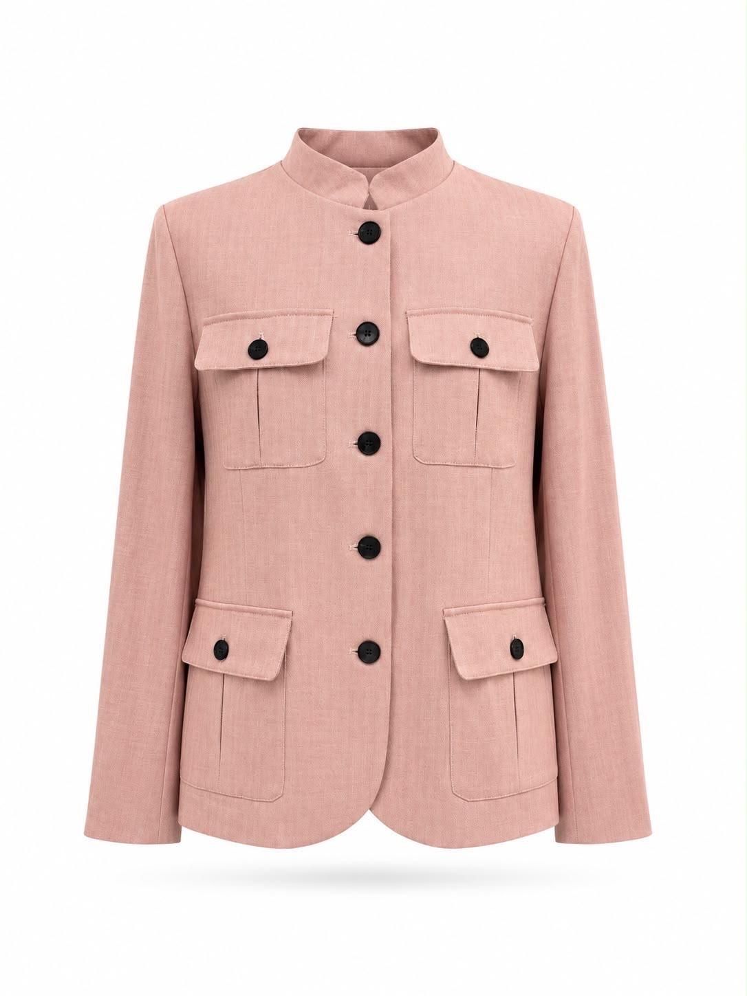 Chaqueta rosa con botones en la parte delantera, bolsillos con solapa y mangas largas sobre fondo blanco.