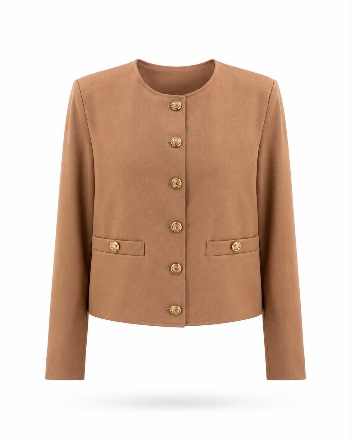 Chaqueta corta color camel con botones en la parte delantera, mangas largas y bolsillos con solapa.