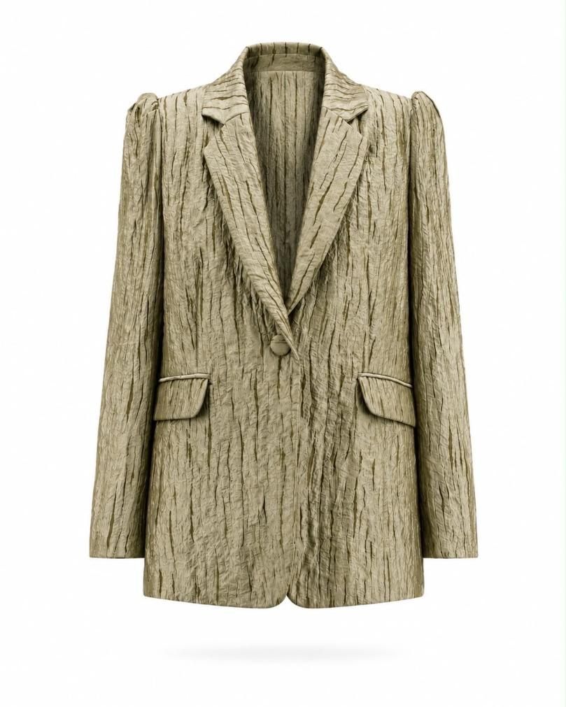 Blazer beige texturizado con solapas con muescas y bolsillos con solapa sobre fondo blanco.