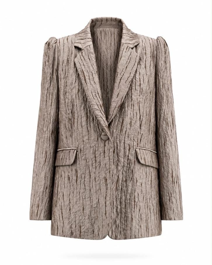 Blazer beige texturizado para mujer con solapas de pico y bolsillos con solapa sobre fondo blanco.