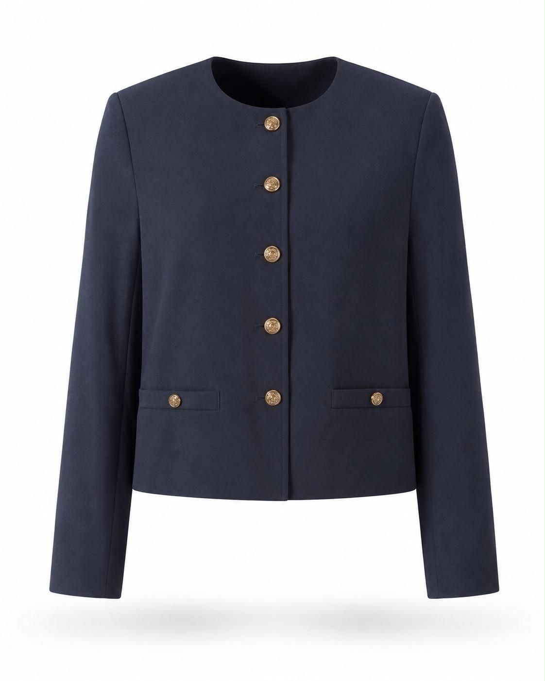 Chaqueta azul marino con botones dorados y bolsillos delanteros con solapa sobre fondo blanco.