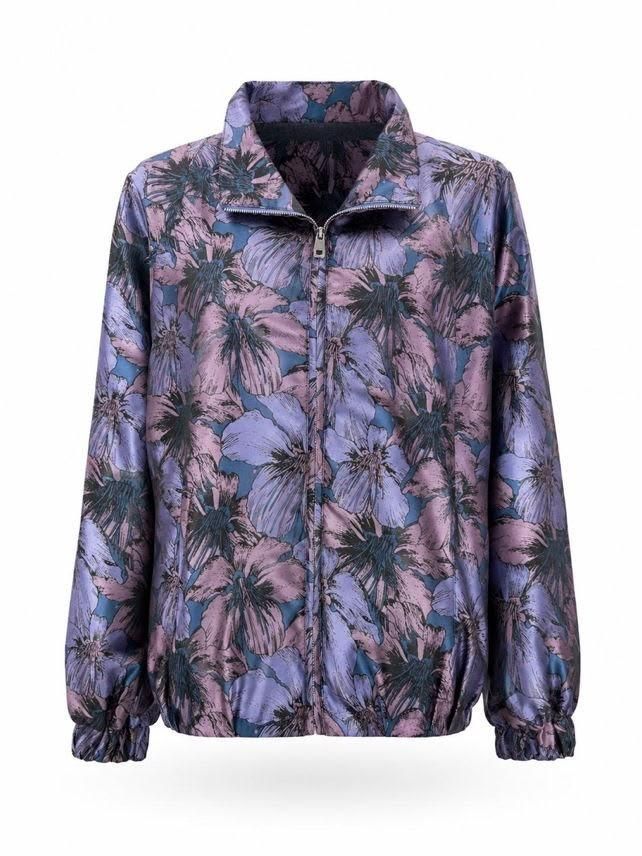 Chaqueta con cremallera y estampado floral de palmeras en tonos lavanda, rosa y azul oscuro.