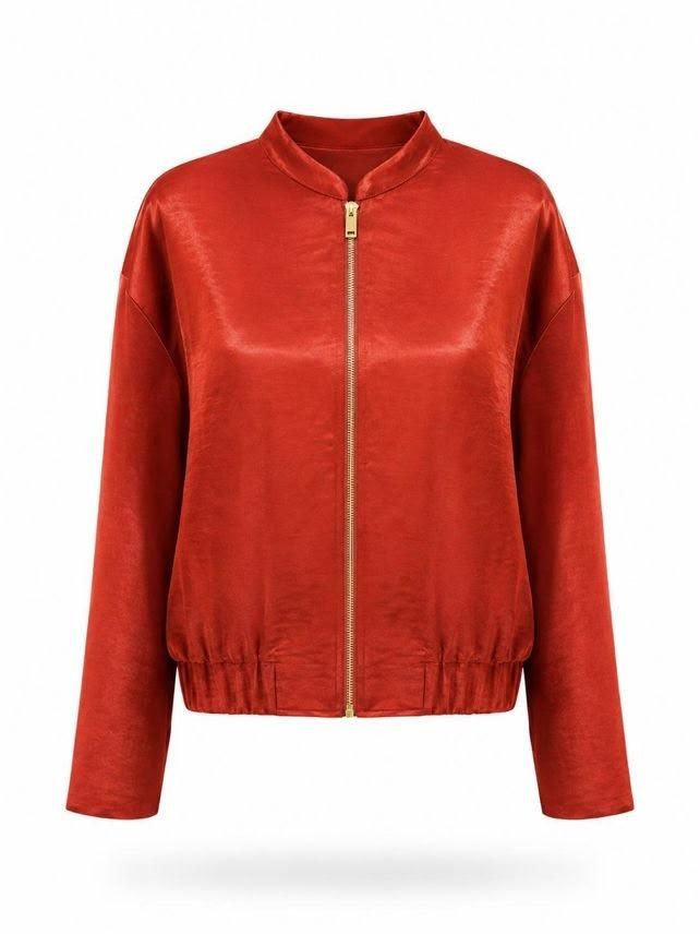 Chaqueta roja con cremallera, mangas largas y bajo fruncido sobre fondo blanco.