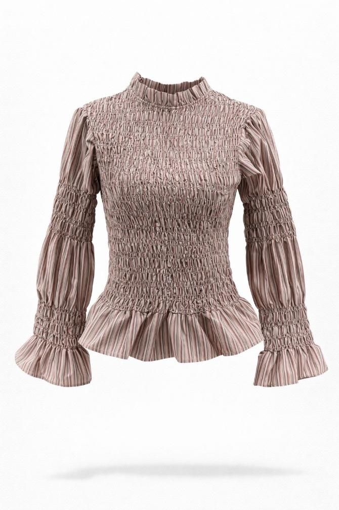 Blusa marrón de manga larga fruncida con corpiño fruncido y dobladillo con volantes sobre fondo blanco.