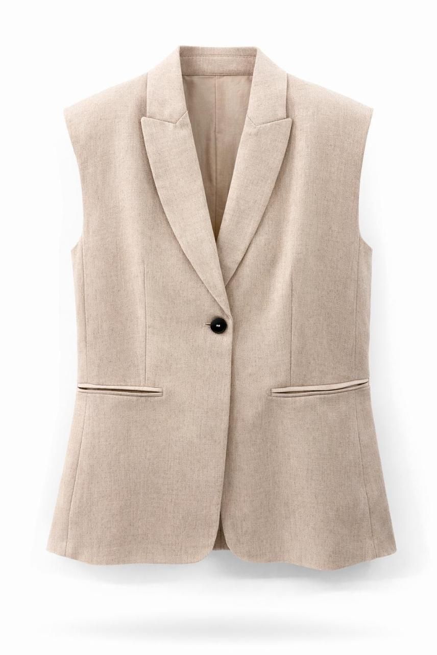 Blazer beige sin mangas con un solo botón y solapas entalladas sobre fondo blanco.