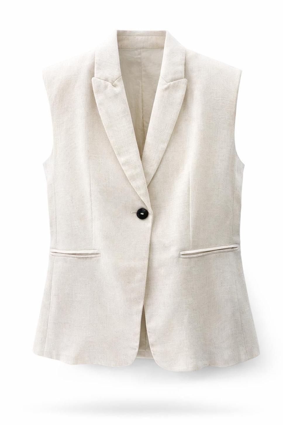 Blazer color crema sin mangas, de corte sastre, con cuello de solapa y cierre de un solo botón sobre fondo blanco.