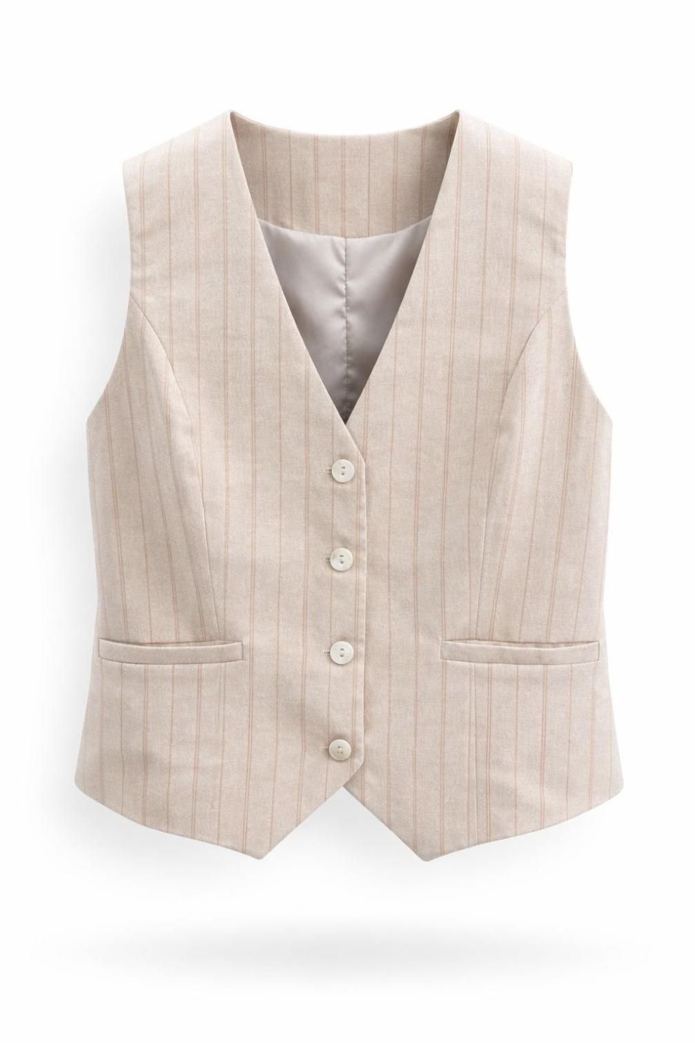 Chaleco beige a rayas finas con cuello en V y bolsillos delanteros sobre fondo blanco.