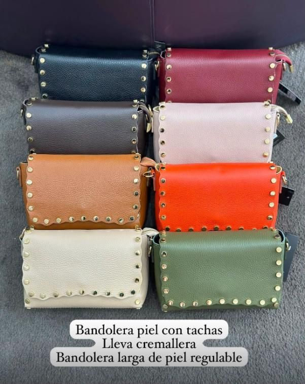 Seis bolsos cruzados con tachuelas en azul marino, burdeos, gris, rosa, beige, naranja, crema y verde
