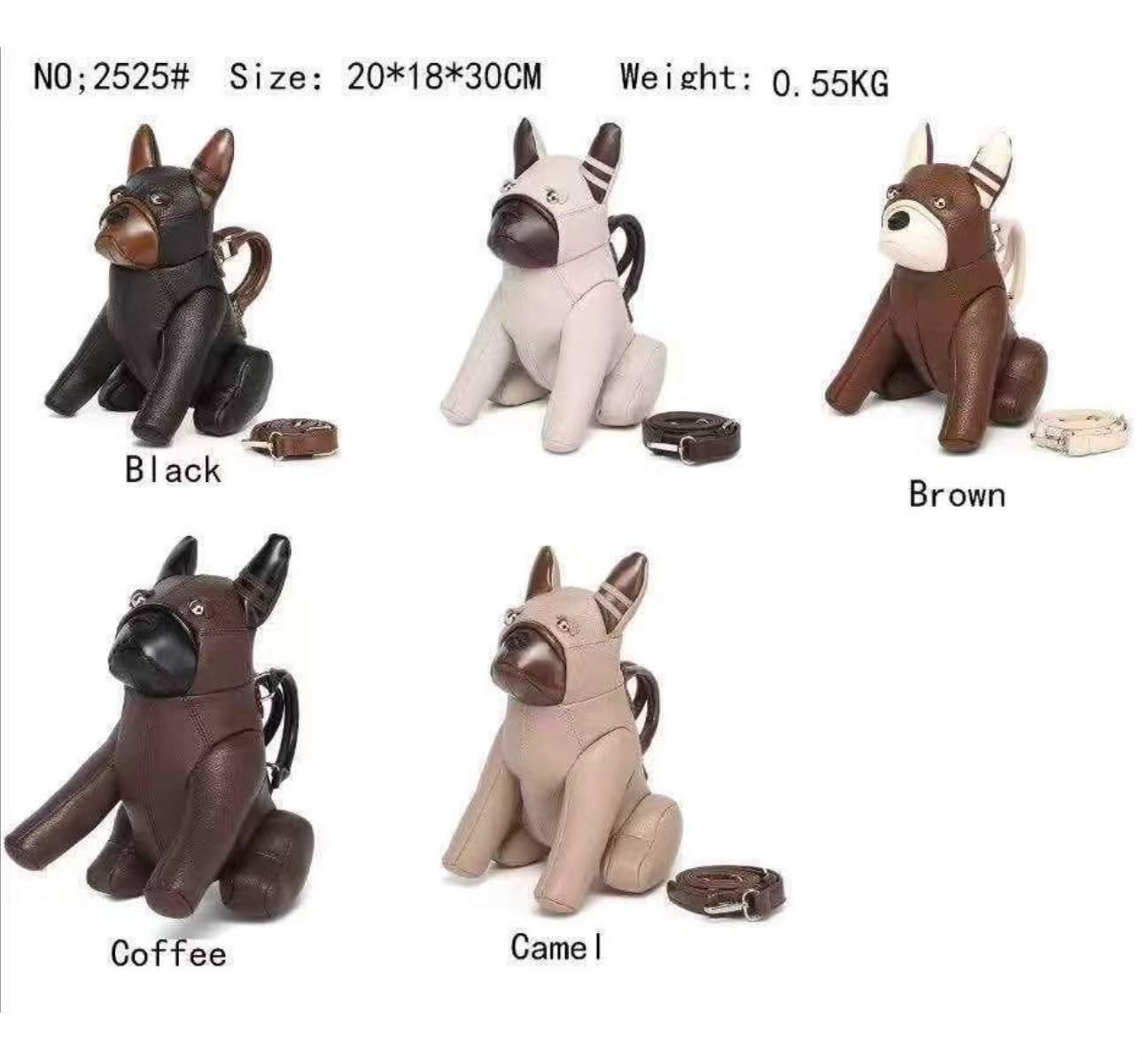 Cinco figuritas de perros pequeños en colores negro, blanco, marrón, café y camel sobre un fondo blanco.