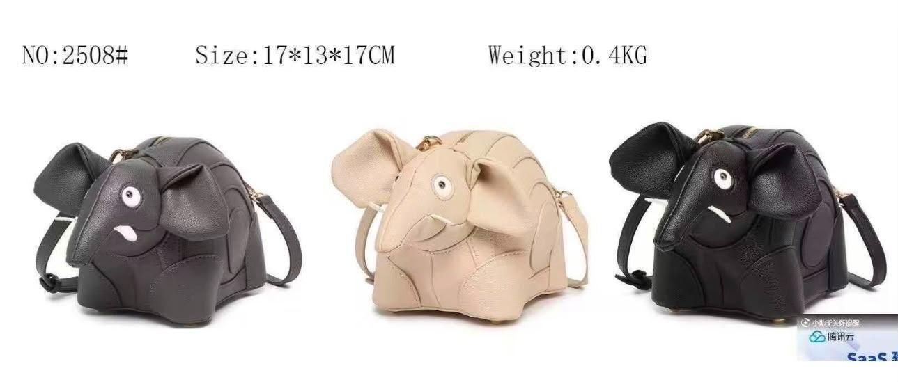 Tres mochilas de peluche con forma de animales en color gris, beige y negro sobre un fondo blanco.