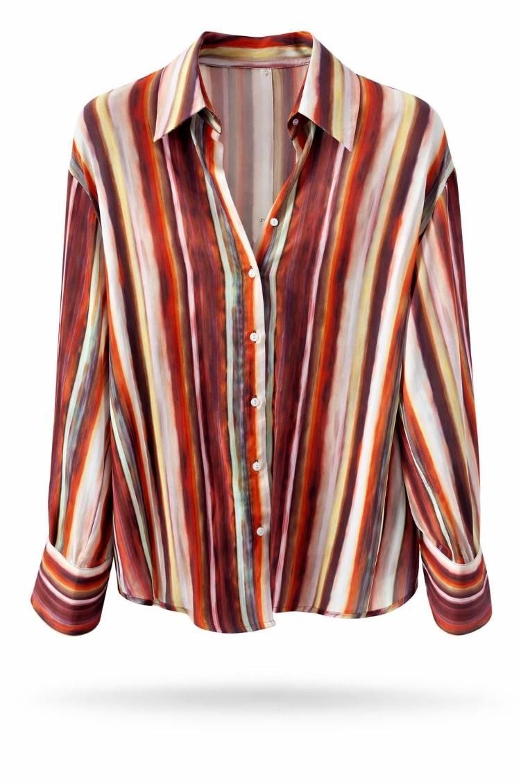 Camisa de manga larga abotonada a rayas con rayas verticales rojas, naranjas y blancas sobre fondo blanco.