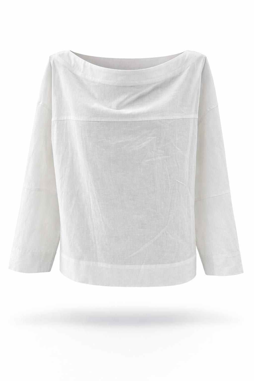 Blusa blanca de manga larga con escote ancho y caída drapeada sobre fondo blanco liso.