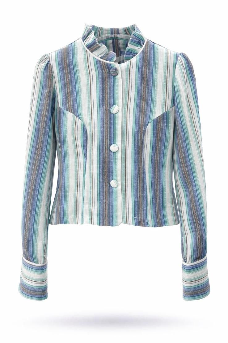 Chaqueta corta a rayas azules y blancas con cuello alto y botones sobre fondo blanco.