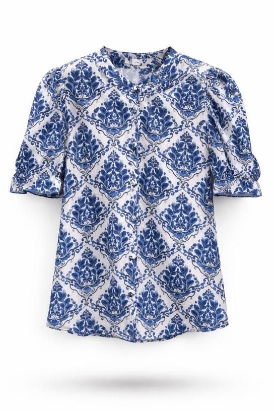 Blusa de manga corta con estampado azul y blanco sobre fondo blanco
