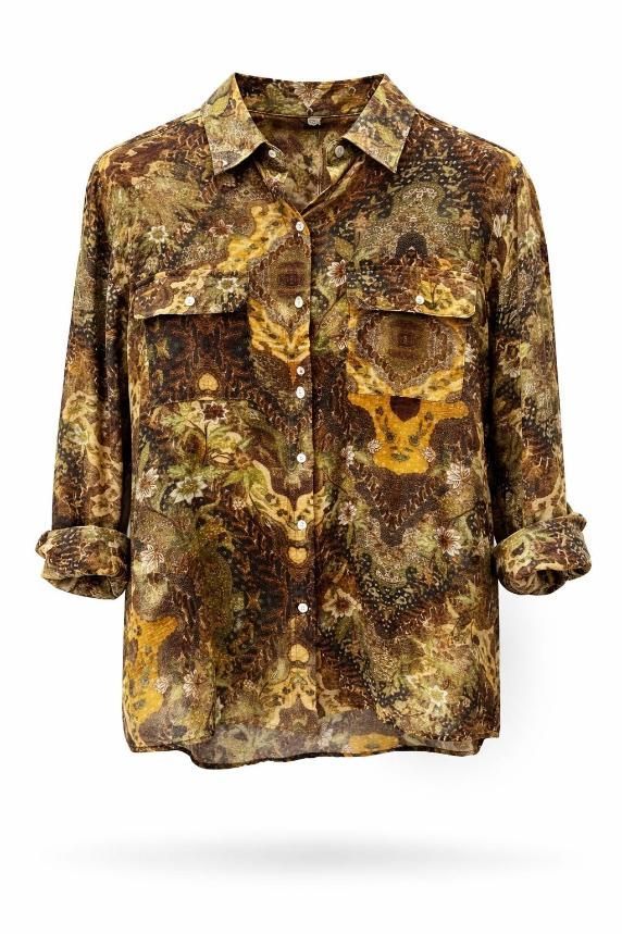 Camisa de manga larga abotonada con estampado marrón y dorado, aislada sobre fondo blanco.