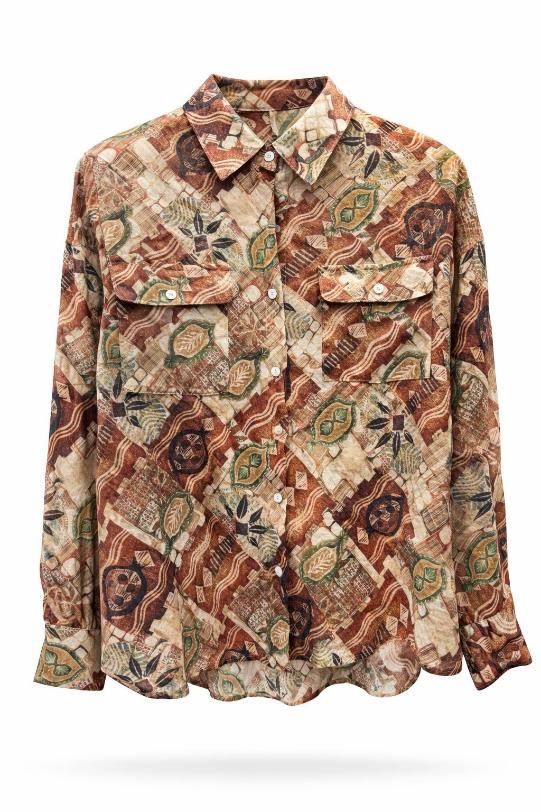 Camisa de manga larga abotonada con estampado en tonos tierra de marrón, verde y rojo.