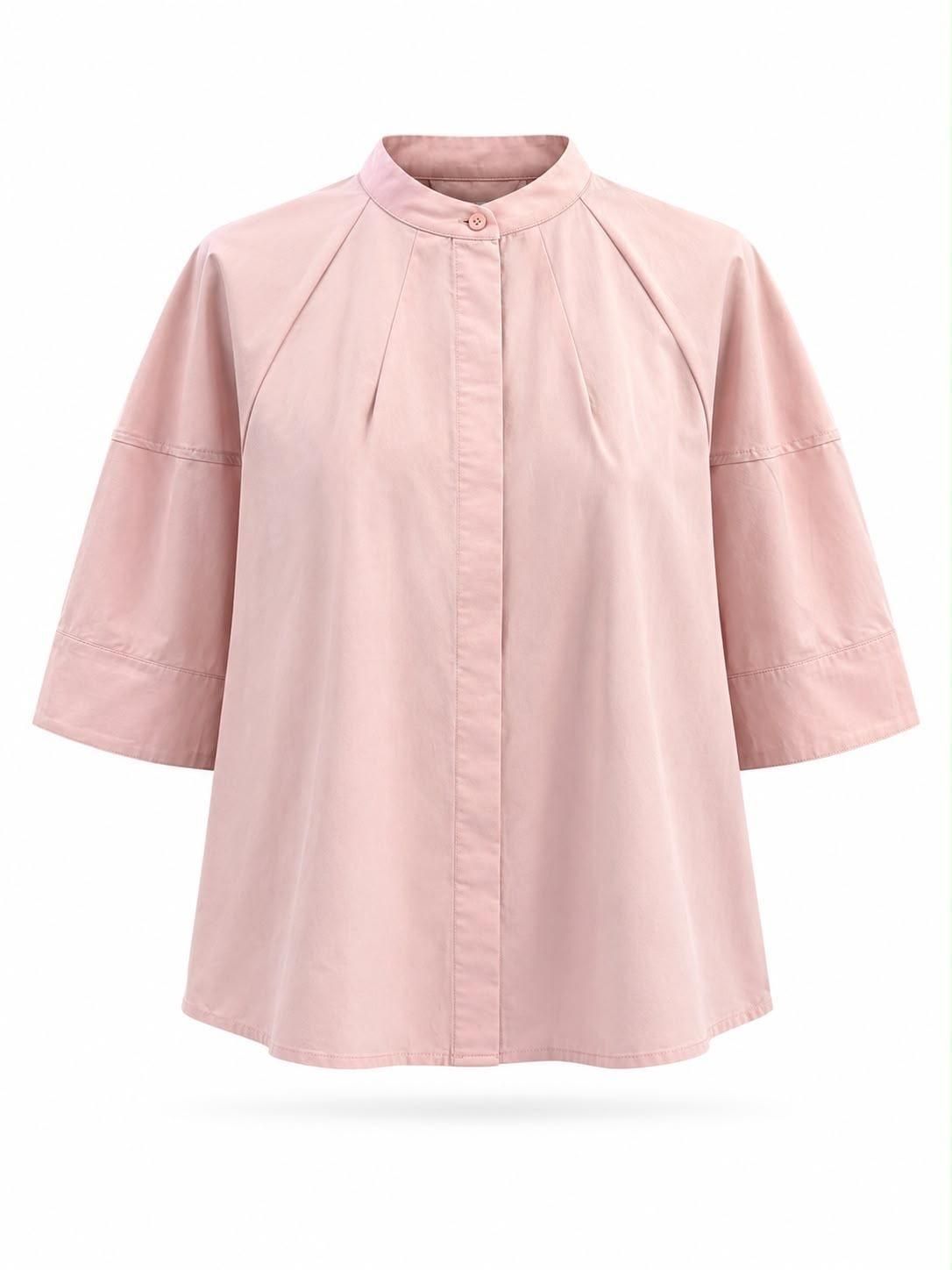 Blusa rosa claro de manga larga con botones en la parte delantera, cuello alto y canesú plisado.