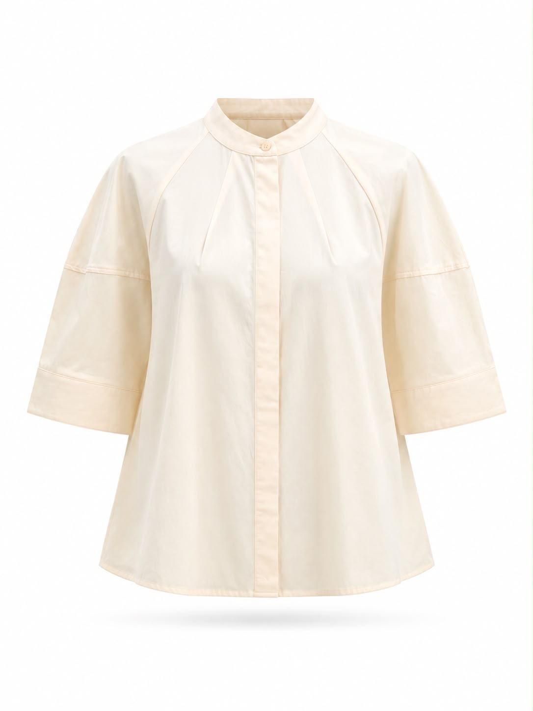 Camisa de manga corta color crema con botones en la parte delantera sobre fondo blanco.