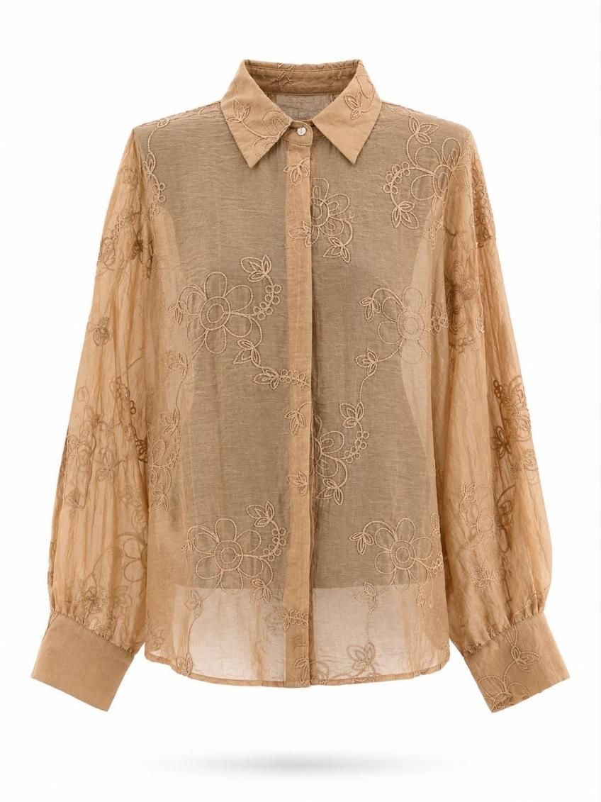 Blusa beige de encaje transparente de manga larga con botones, cuello y puños.